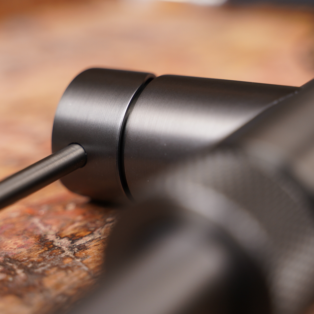 Sfeerfoto van de Custom Quooker Flex Round Satin Lacquered Gun Metal Kokend water/ keukenkraan met flexibele slang