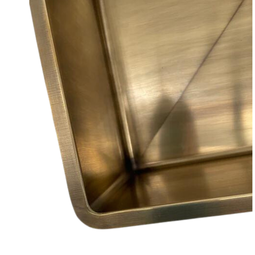 Sfeerfoto van de Spoelbak Messing geborsteld met een keermaat van 50 x 40 cm en korfplug toebehorend aan de Frenkie Collectie van Koperenkranen®