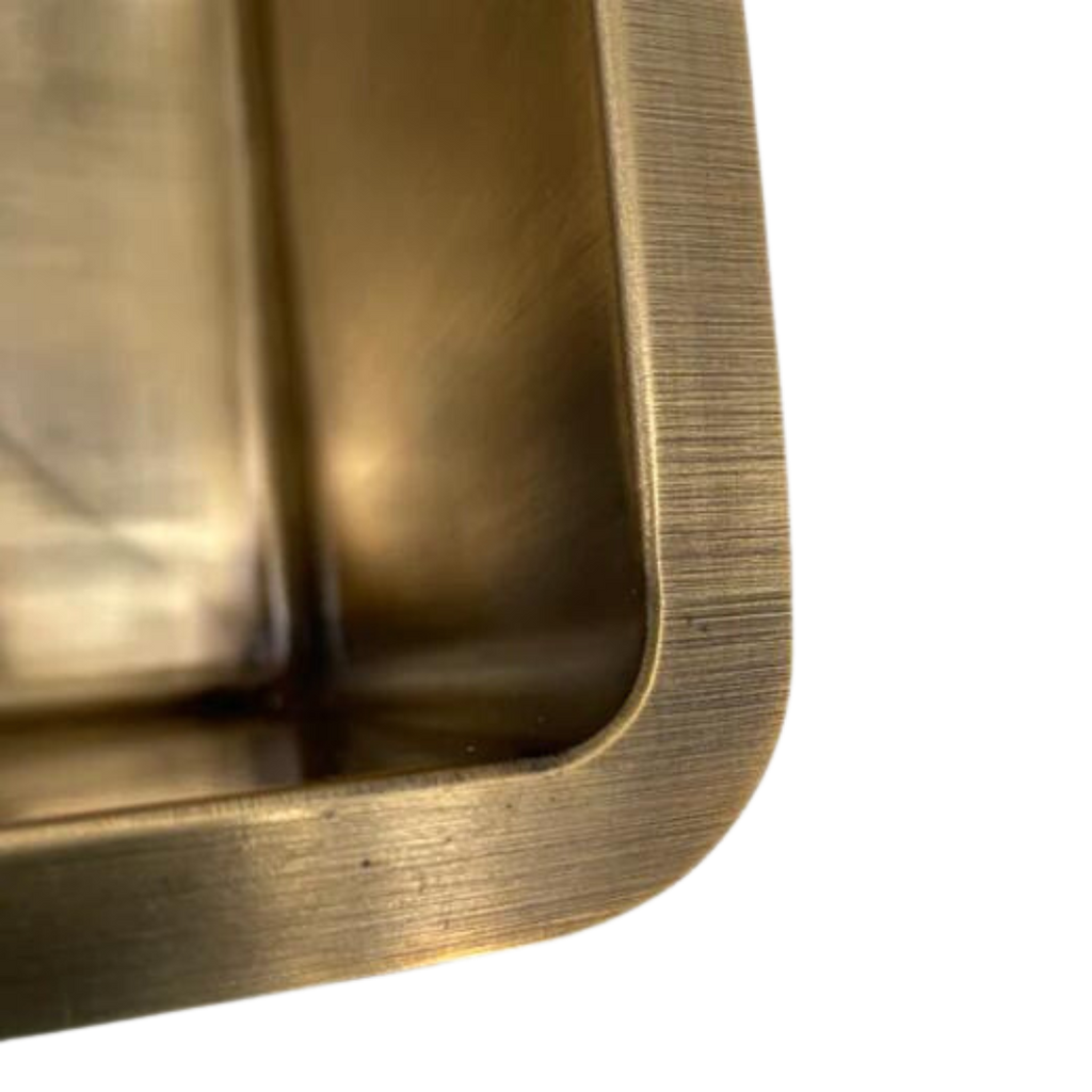 Sfeerfoto van de Spoelbak Messing Patina met een keermaat van 50 x 40 cm en korfplug toebehorend aan de Frenkie Collectie van Koperenkranen®